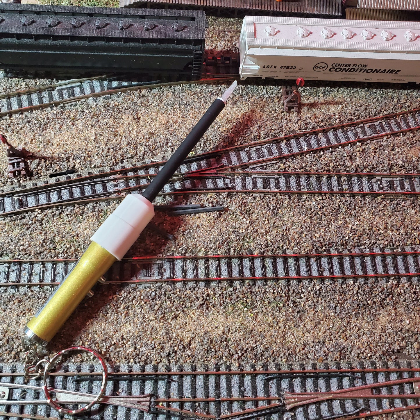 N Scale LED Uncoupler Tool – Fiber Optic Tip for Arnold & Modern Couplers | Work Light for Layout Repairs
