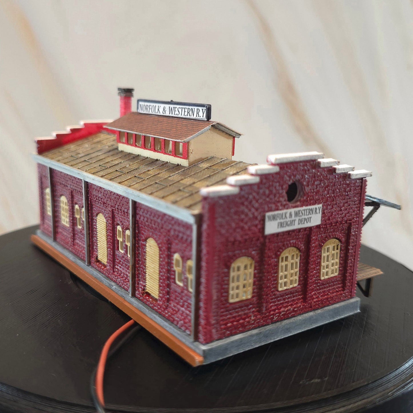 N Scale N&W Freight Depot – Ready-Built with Lights, Historical Miniature for Model Railroad & Diorama