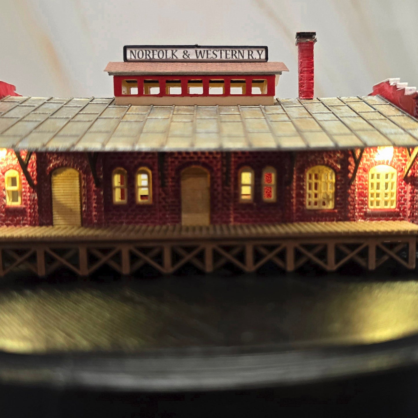 N Scale N&W Freight Depot – Ready-Built with Lights, Historical Miniature for Model Railroad & Diorama