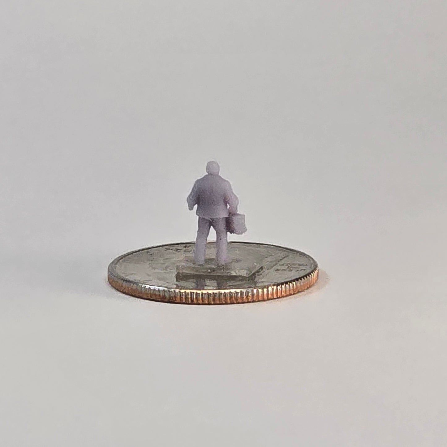 N Scale Dock Worker with Bag – 12mm Industrial Miniature Figure