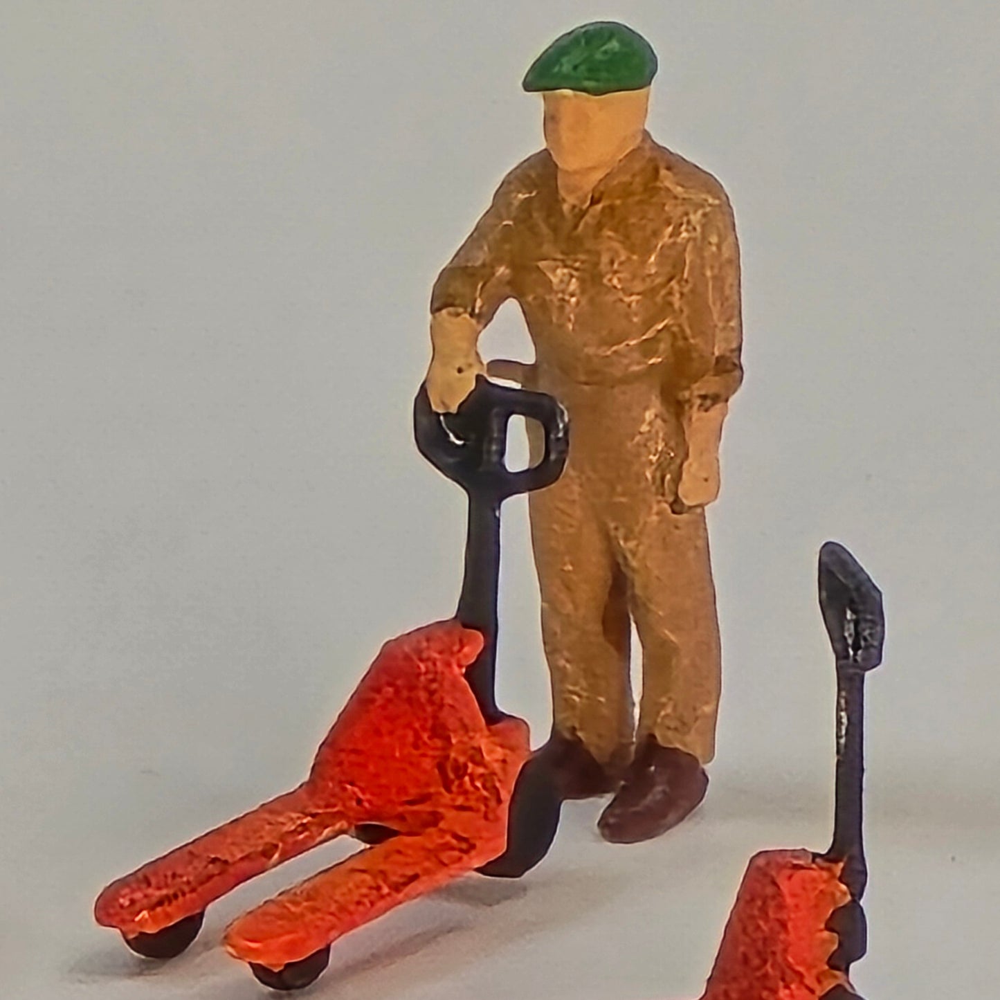 N Scale Dock Worker with Pallet Jacks – 2-Piece Prop Set
