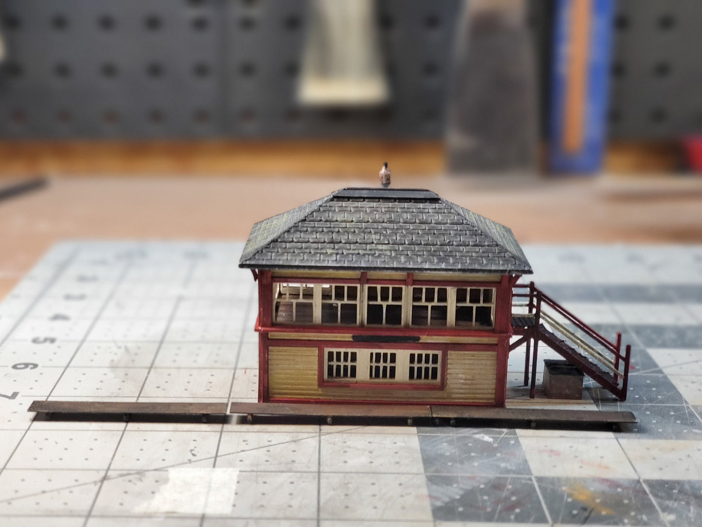 N scale English signal box tower 3D printed plastic model with instructions Unpainted building kit, for dioramas, dollhouses, model trains.