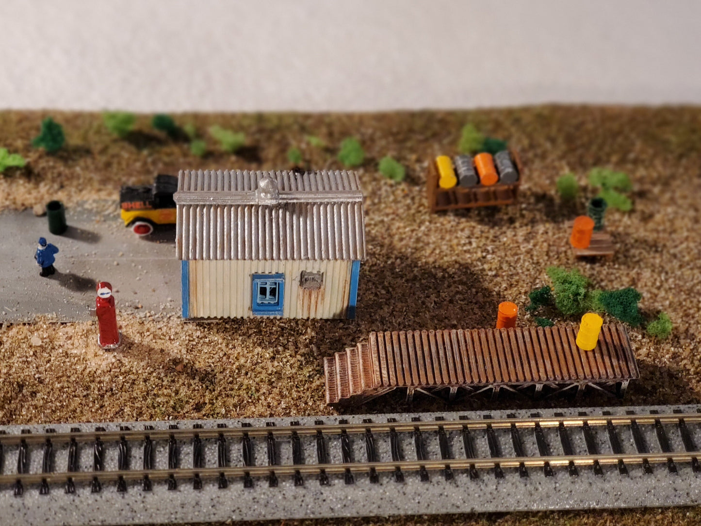 N scale Unpainted Metal building kit for Dioramas & Terrain. Paint and go! Perfect for Model railroad enthusiasts and hobbyists.