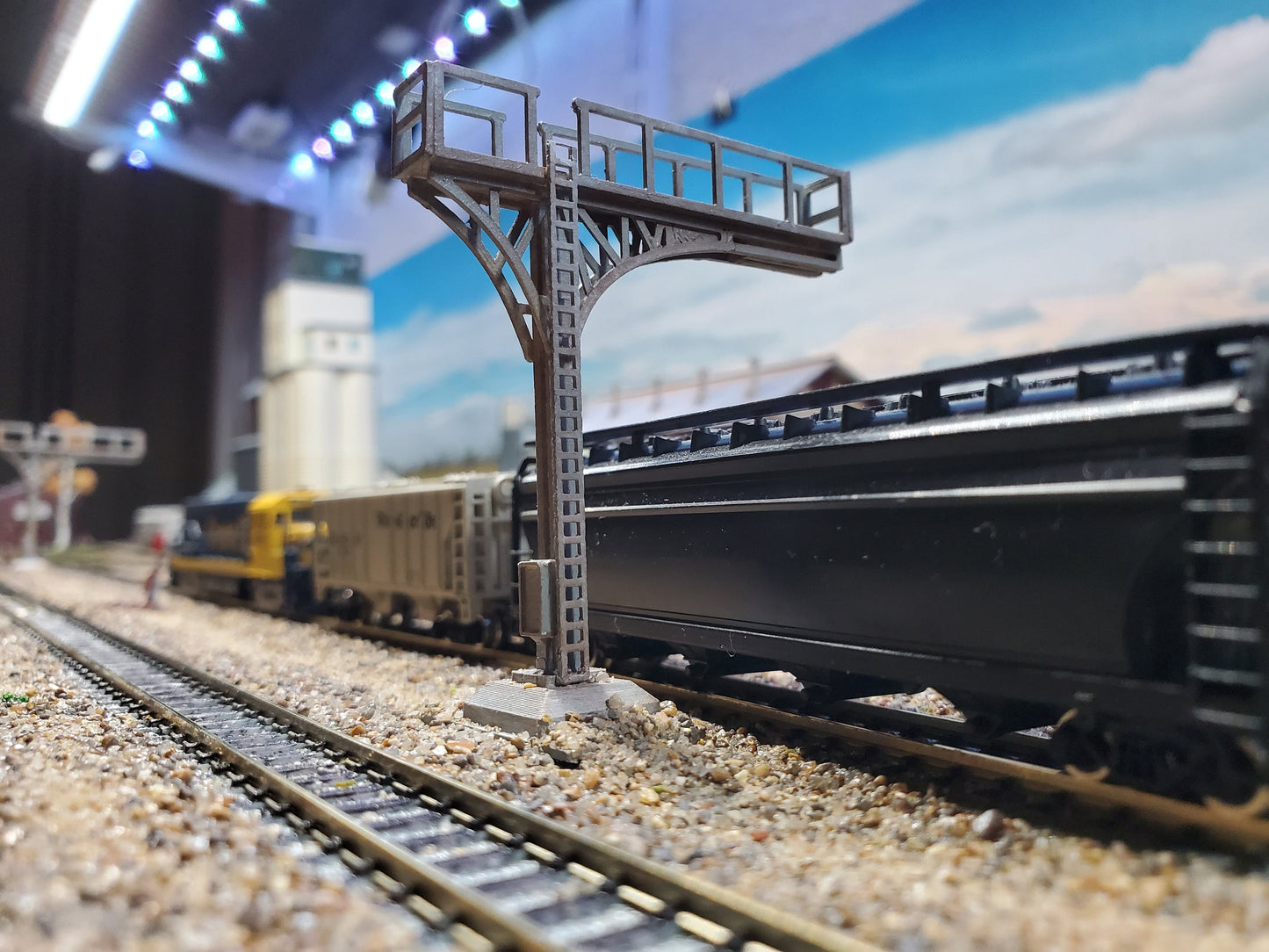 N Scale 3D-printed 1:160 cantilever signal bridge kit for dioramas, terrain, model trains, dollhouses, landscapes, and miniatures.