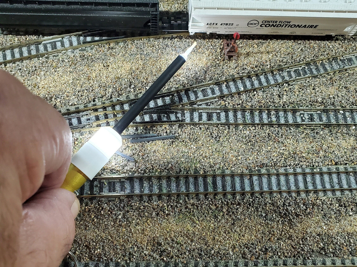 N Scale LED Uncoupler Tool Fiber Optic Tip for Arnold & Modern Couplers, Doubles as Work Light for Layout Repairs and Night Ops