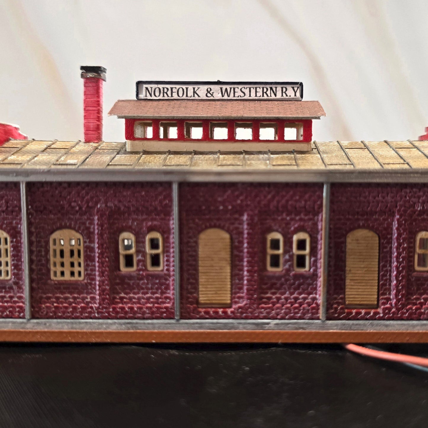 N Scale N&W Freight Depot – Ready-Built with Lights, Historical Miniature for Model Railroad & Diorama