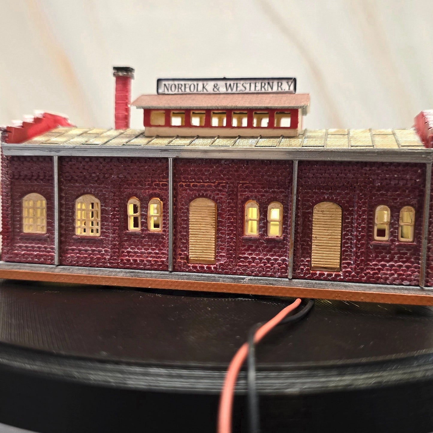 N Scale N&W Freight Depot – Ready-Built with Lights, Historical Miniature for Model Railroad & Diorama