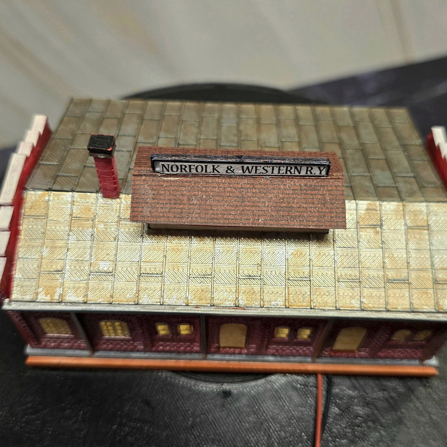 N Scale N&W Freight Depot – Ready-Built with Lights, Historical Miniature for Model Railroad & Diorama