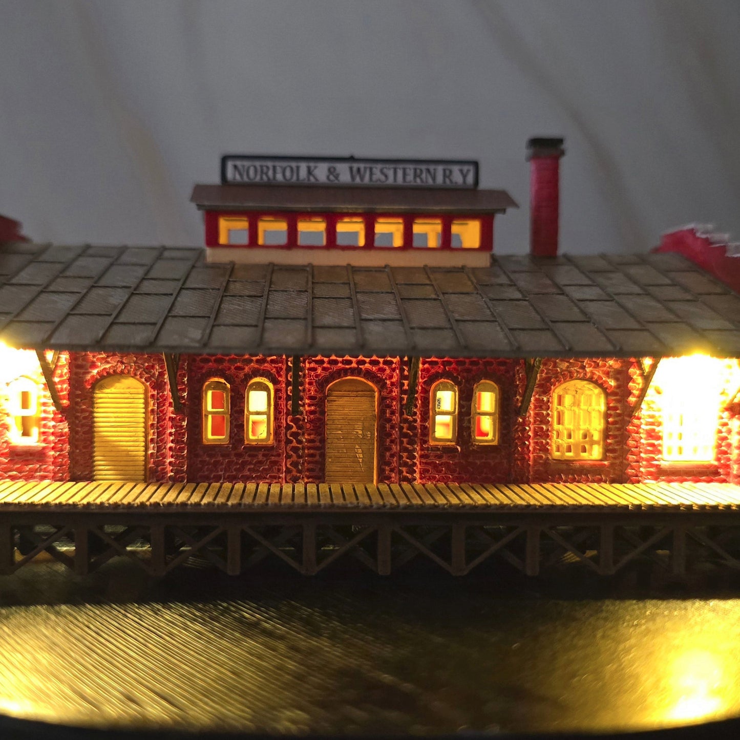 N Scale N&W Freight Depot – Ready-Built with Lights, Historical Miniature for Model Railroad & Diorama