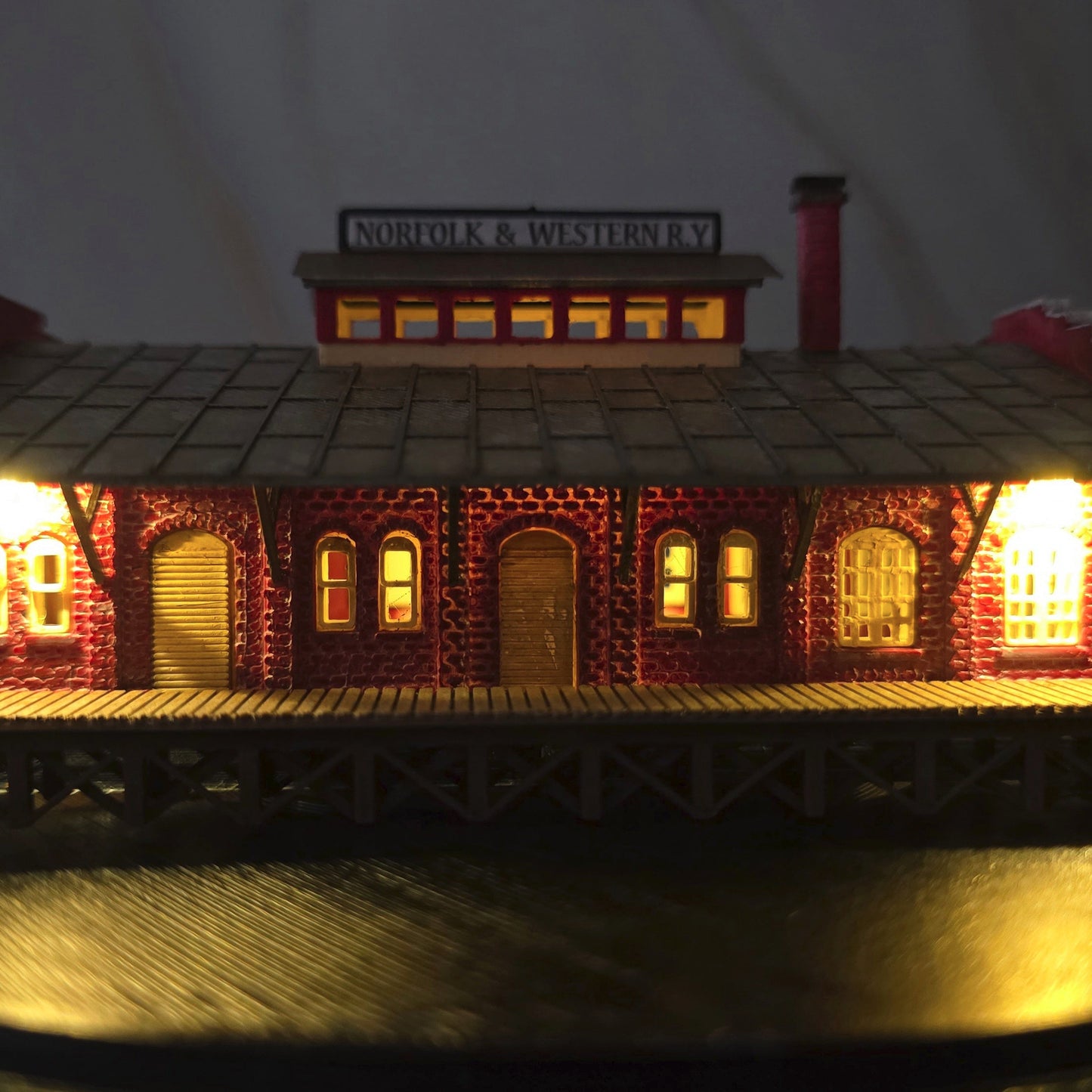 N Scale N&W Freight Depot – Ready-Built with Lights, Historical Miniature for Model Railroad & Diorama