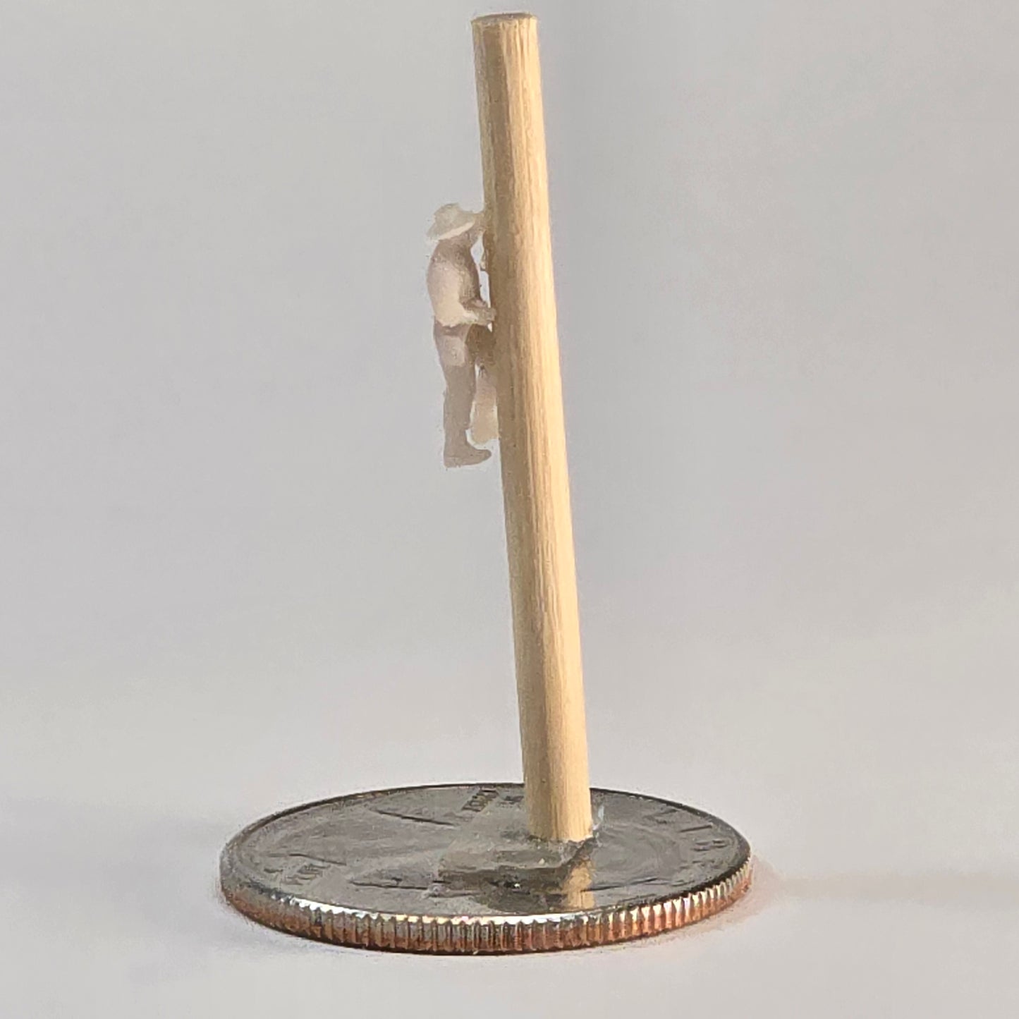 N Scale Lineman Climbing – 12mm Utility Worker Miniature Figure