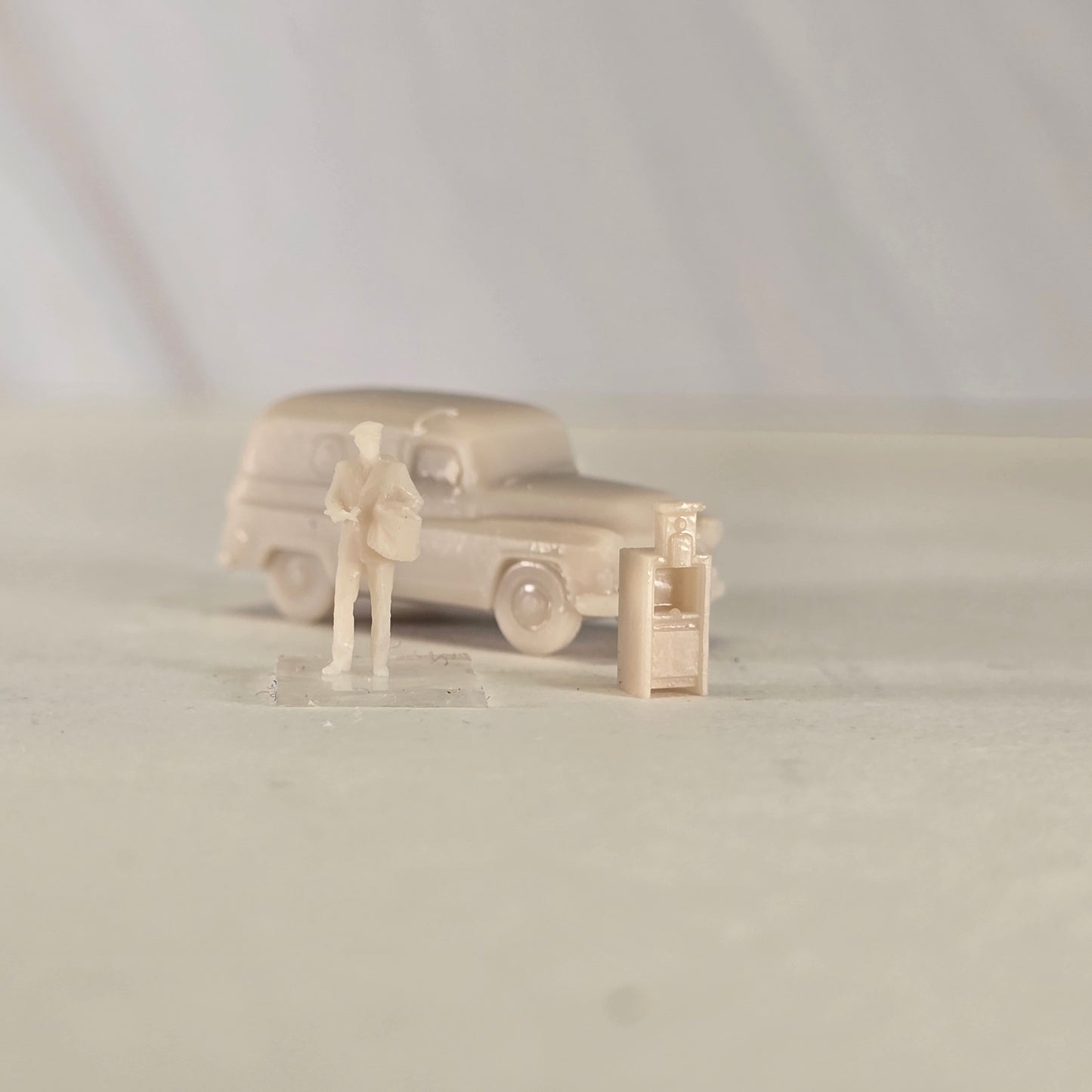 N Scale Vintage Postal Delivery Scene Set – Mail Truck & Postman Unpainted