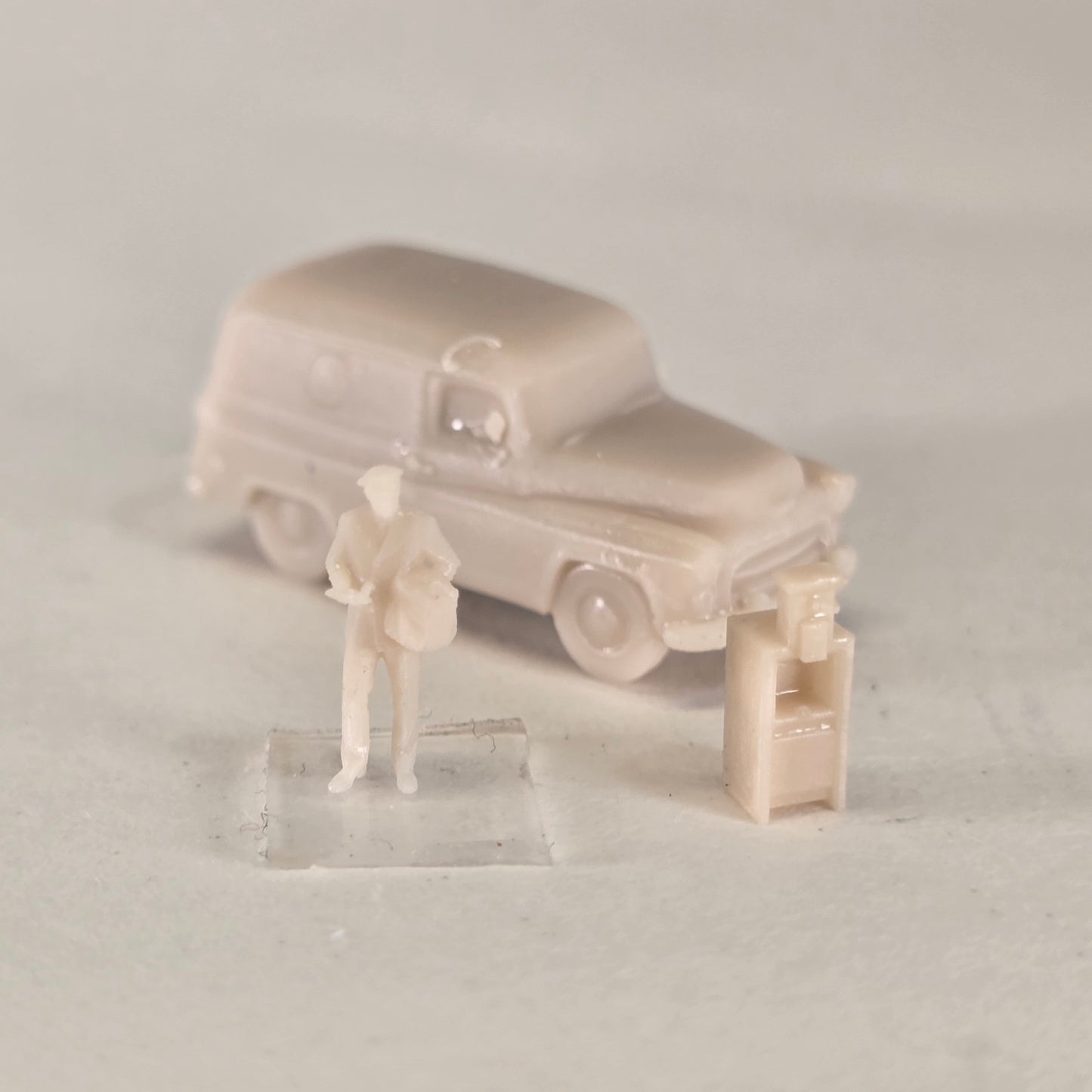 N Scale Vintage Postal Delivery Scene Set – Mail Truck & Postman Unpainted