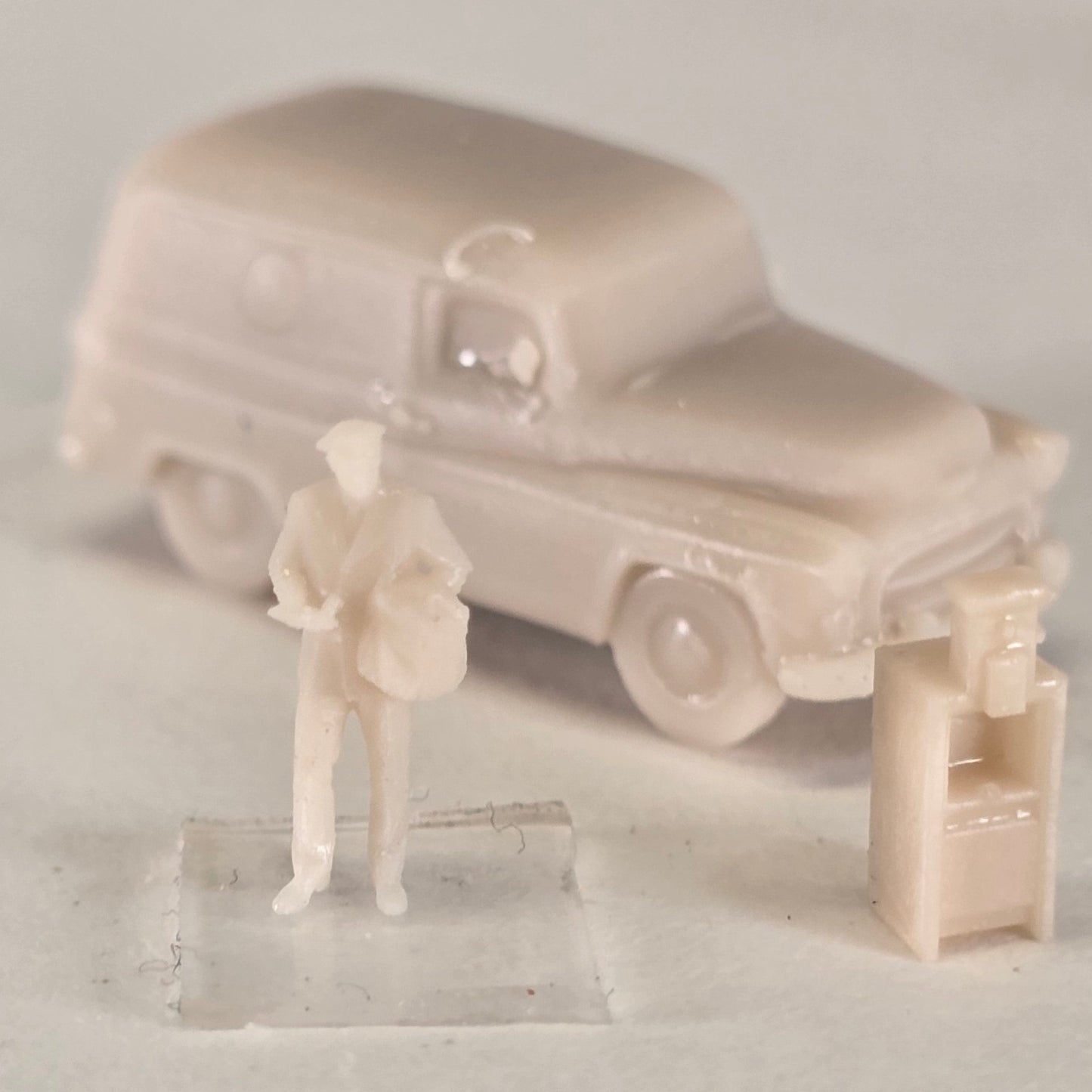 N Scale Vintage Postal Delivery Scene Set – Mail Truck & Postman Unpainted