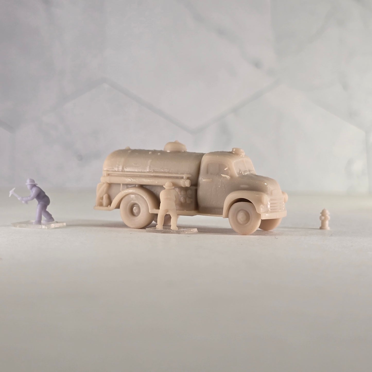 N Scale Vintage Fire Department Water Tanker & Firefighter Scene Set – Unpainted