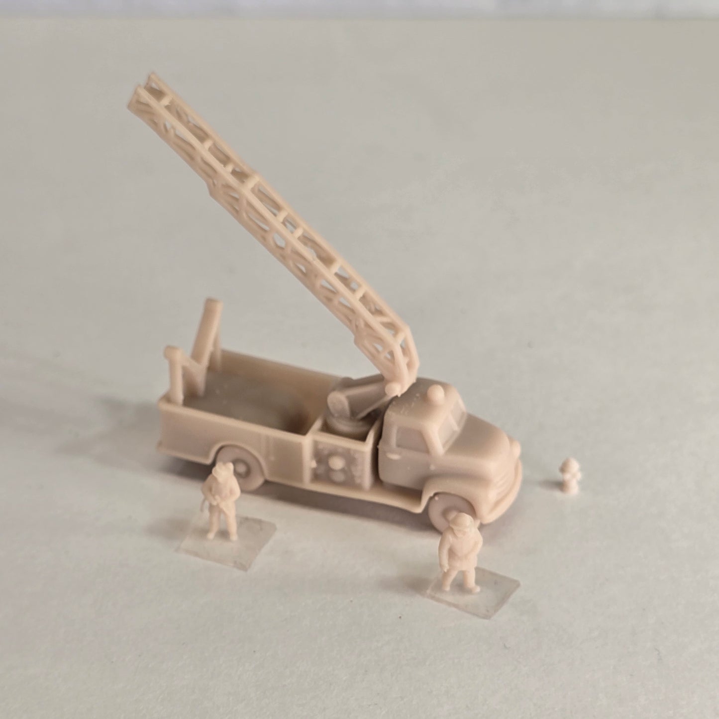 N Scale Vintage Ladder Fire Truck & Firefighter Scene Set – Unpainted