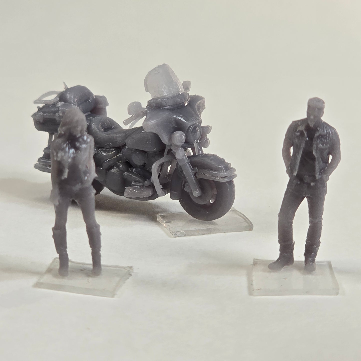 HO Scale Harley-Style Full Dresser Motorcycle & Biker Couple Set – Unpainted