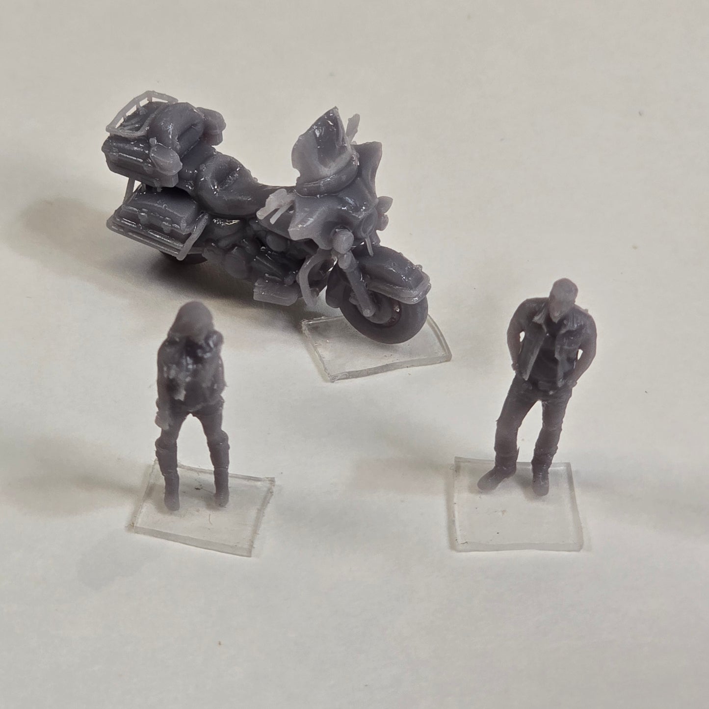 HO Scale Harley-Style Full Dresser Motorcycle & Biker Couple Set – Unpainted