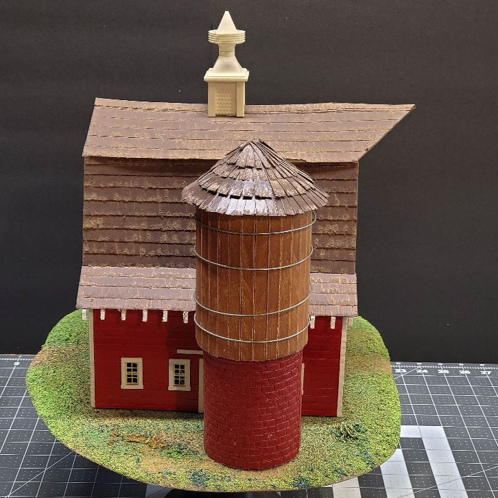 O Scale Red Barn with Real Wood, Silo, and Cornfield – Ready-Built Farm Scene for Model Train Layouts
