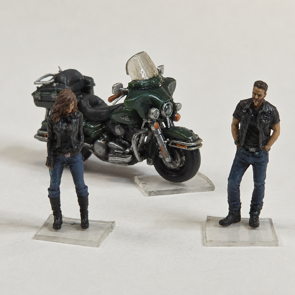 HO Scale Harley-Style Full Dresser Motorcycle & Biker Couple Set – Unpainted