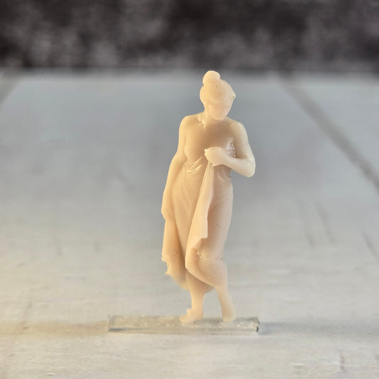 🕊️ 28mm "Linen Grace" – Resin Miniature Woman in Draped Gown