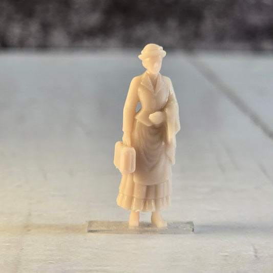 👜 28mm "Miss Evelyn Grey" – Resin Miniature Woman with Valise