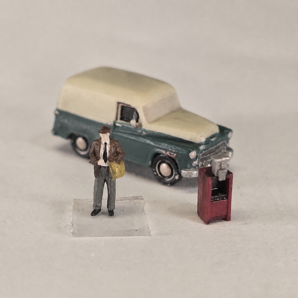 N Scale Vintage Postal Delivery Scene Set – Mail Truck & Postman Unpainted