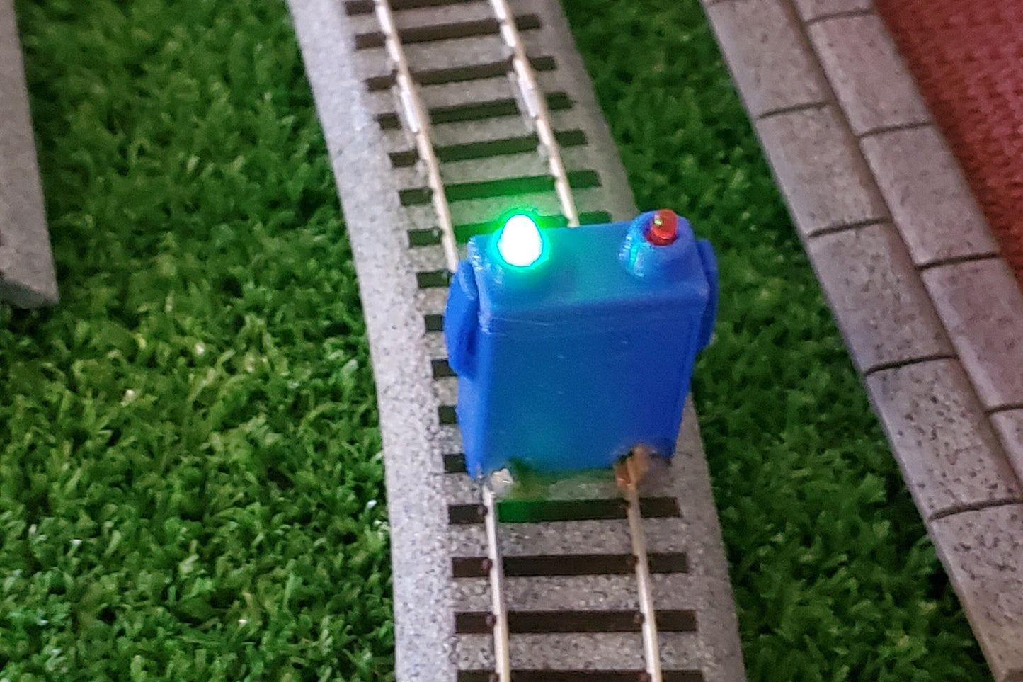 HO scale Lighted  track tester for DC and DCC trains - check the condition of your rails