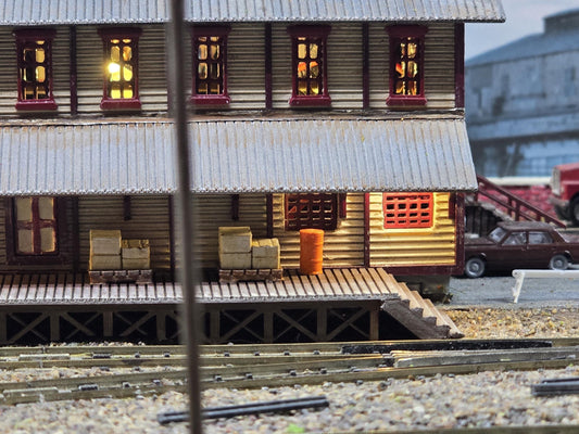 N scale wood pallets and bales for Pioneer Barnyard styles, trains Dollhouse Miniatures UNPAINTED -4 pallets and various size bales