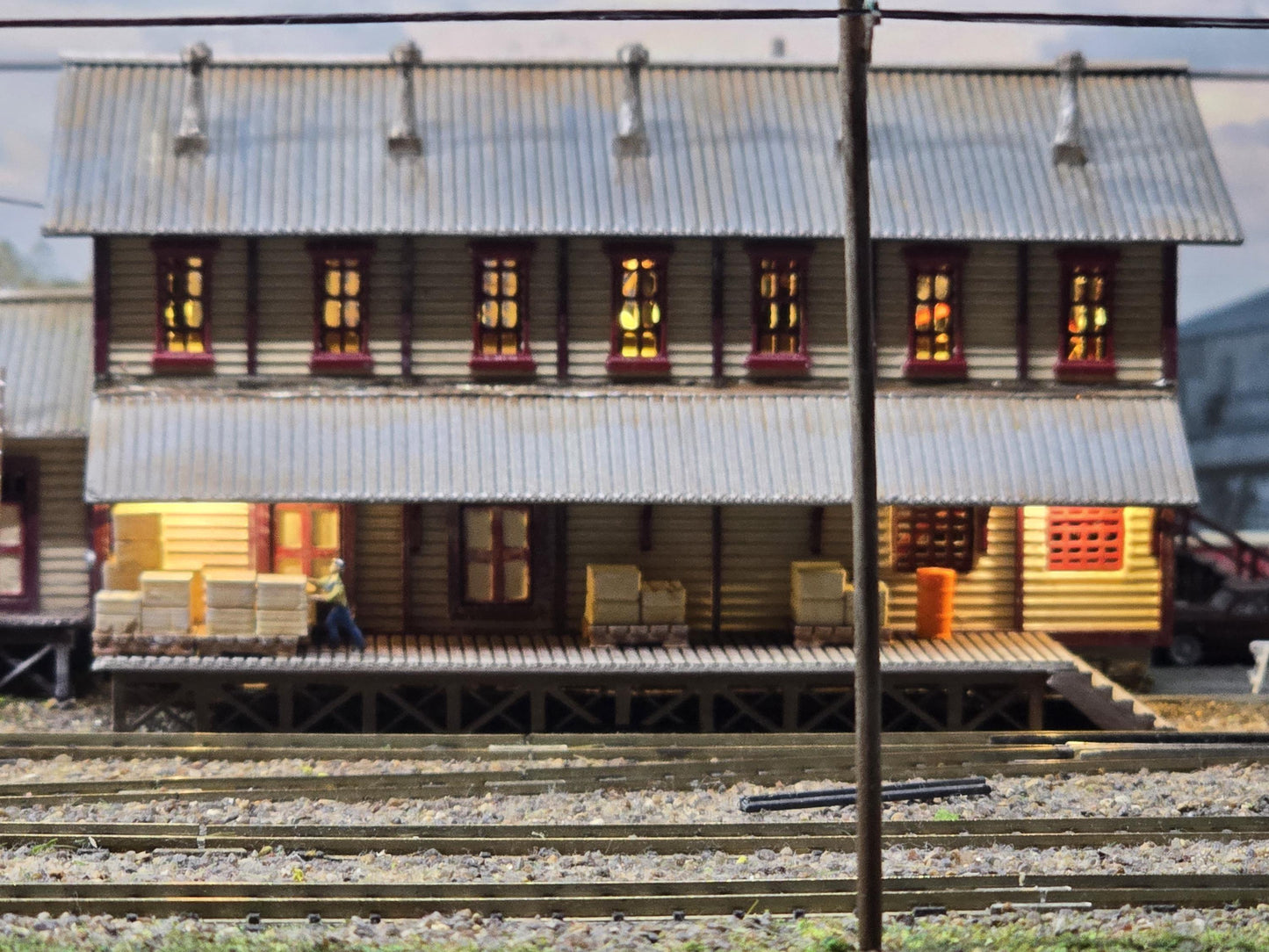 N scale wood pallets and bales for Pioneer Barnyard styles, trains Dollhouse Miniatures UNPAINTED -4 pallets and various size bales