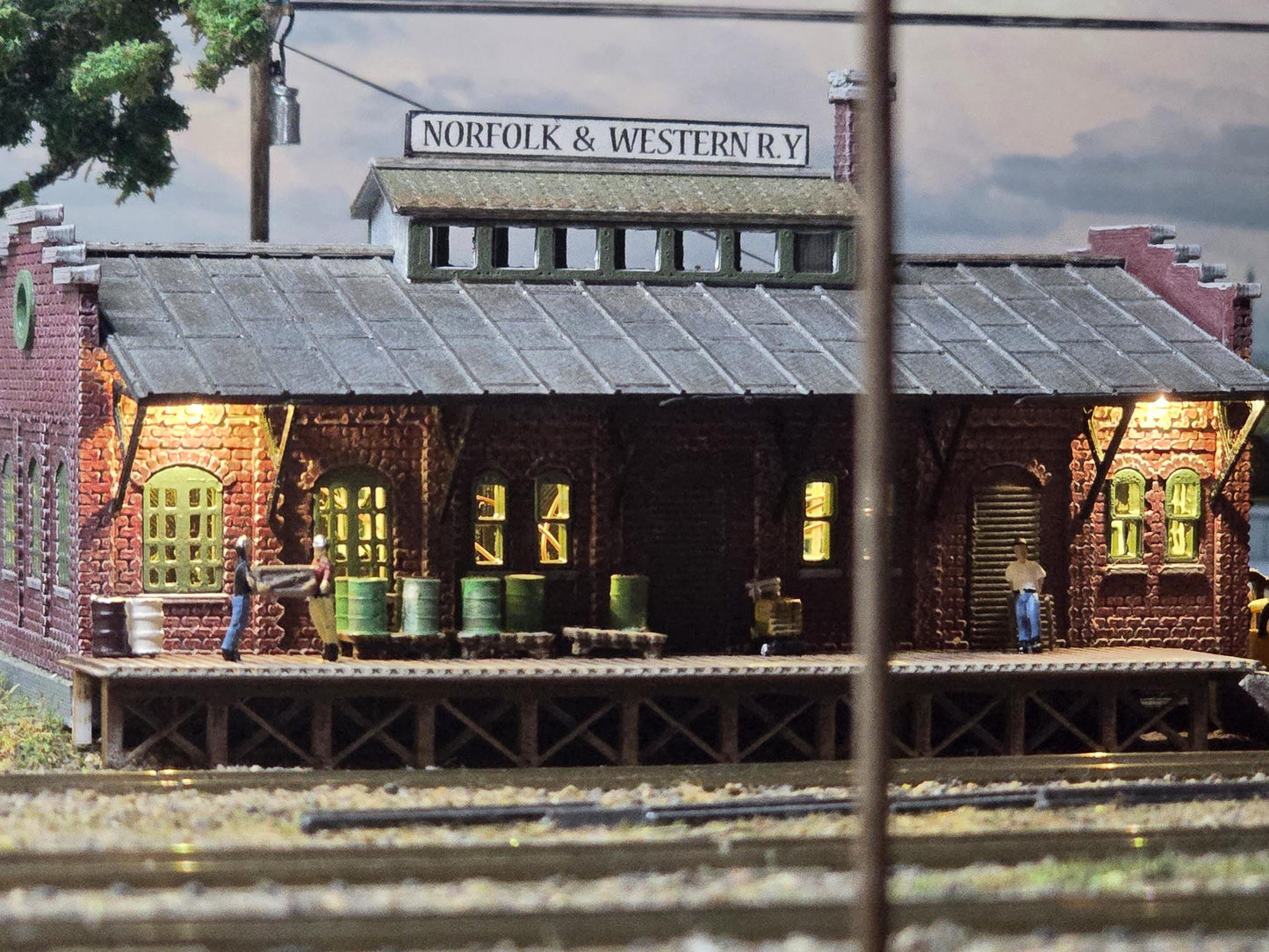 N scale wood pallets and bales for Pioneer Barnyard styles, trains Dollhouse Miniatures UNPAINTED -4 pallets and various size bales